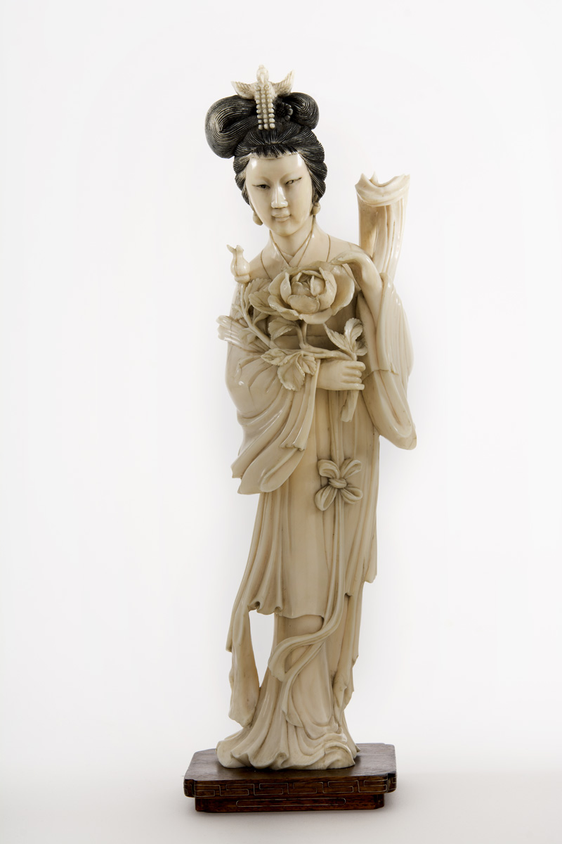 Ivoren sculptuur van een hofdame, China 19de eeuw;